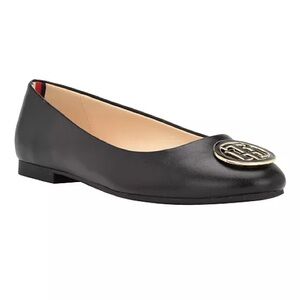 Tommy Hilfiger Women's Ganimay Classic Ballet Flat with Gold Logo, Black, Size 9